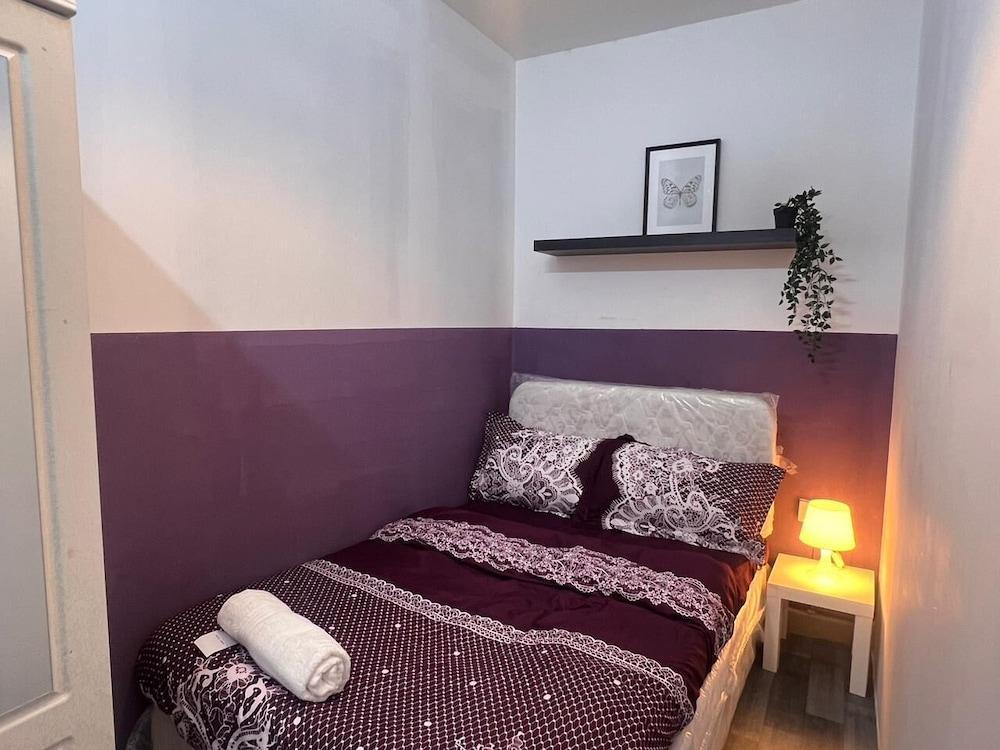 Calm Partition Room Near Metro Room Type - Economy Double Room