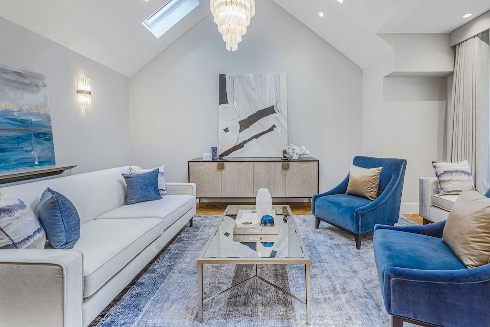 Wimpole Mews - 4 Bedroom Apartment - Tap to explore photos
