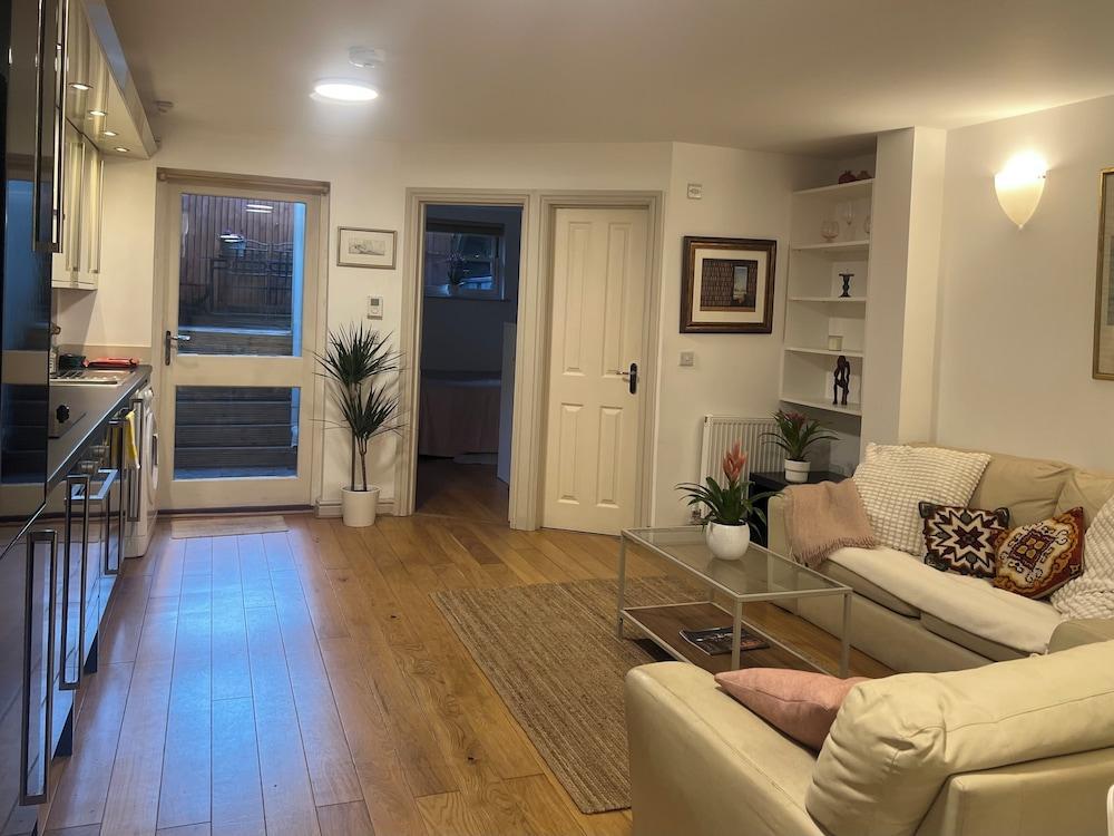 Charming 2bedroom flat in Shepherds Bush - Tap to explore photos