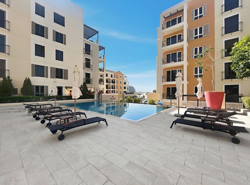 Stylish 2BR with Beach Access - Tap to explore photos