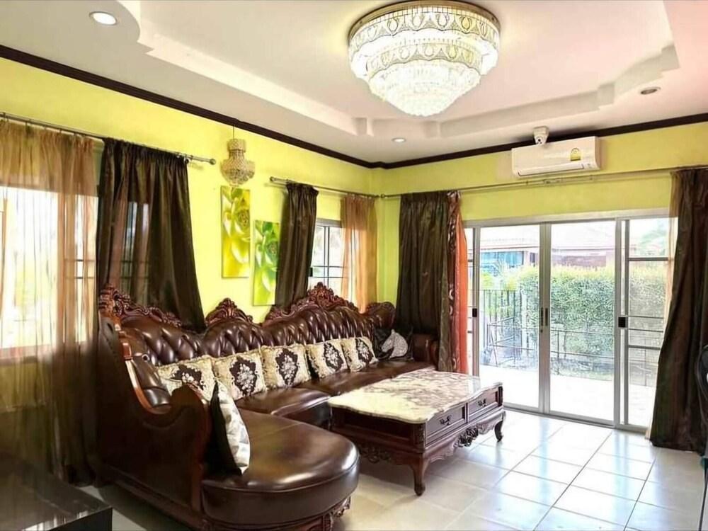 Pattaya Pool Villa 3 Bedrooms - Tap to explore photos