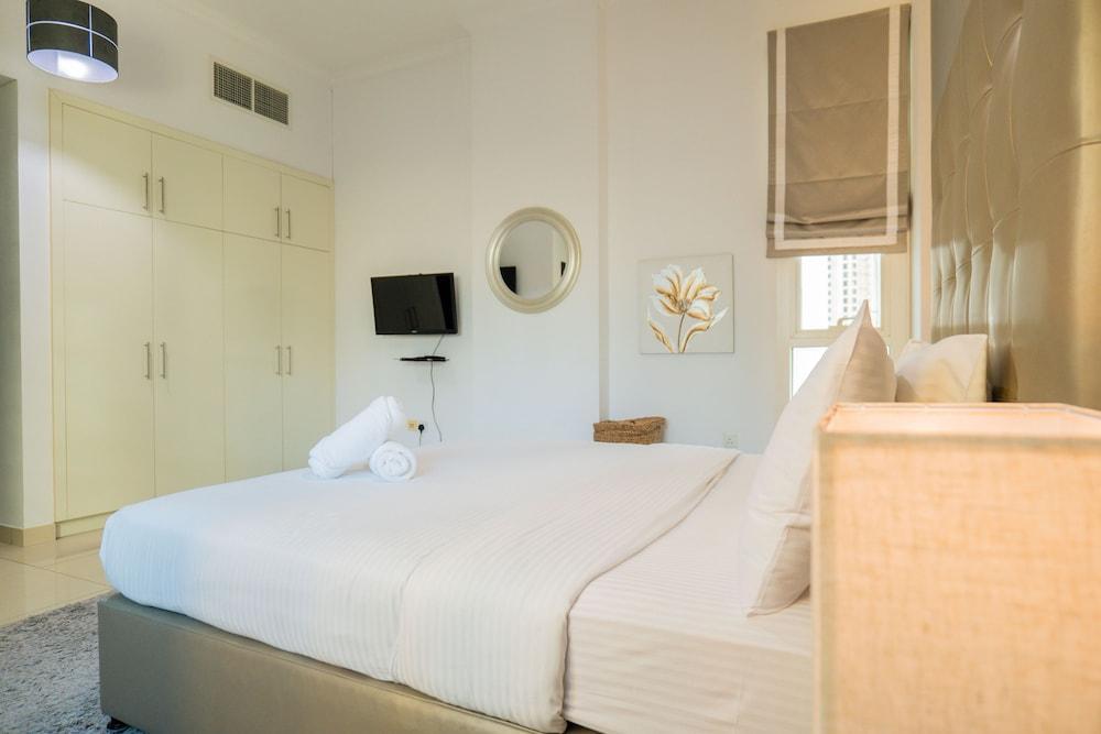 Venduras Elegant 1BR Dubai Marina - Tap to explore photos