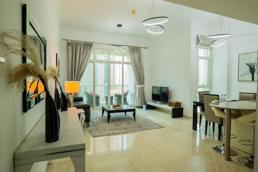 Venduras Elegant 1BR Dubai Marina - Tap to explore photos