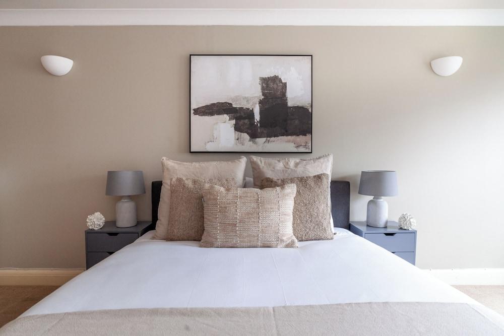 Modern Dalston Apartment - Tap to explore photos