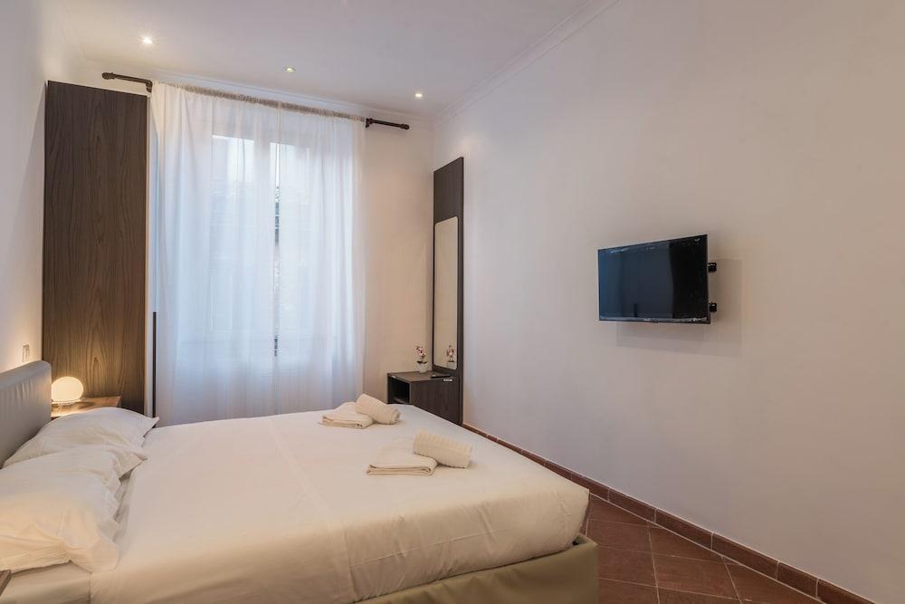 Joivy Piazza di Spagna apartment - Tap to explore photos
