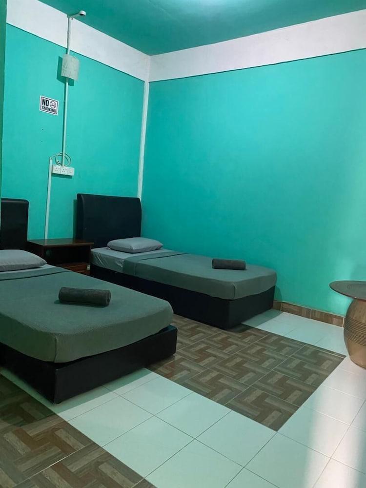 Zackry Guesthouse Room Type - Twin Room