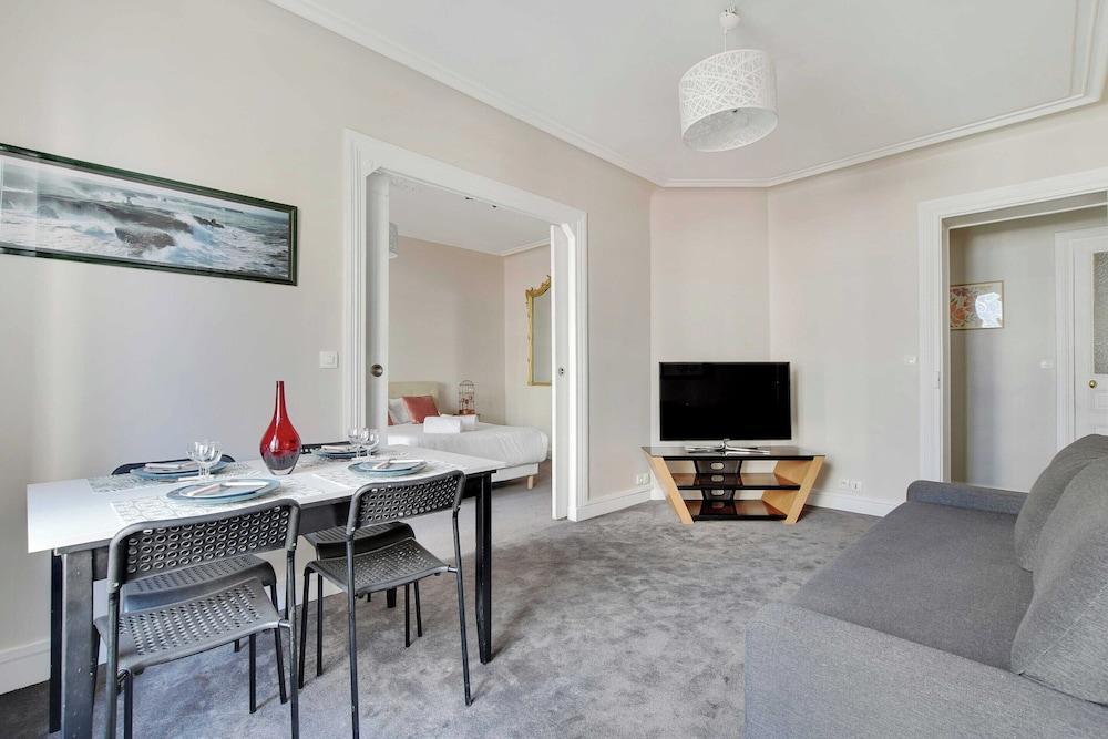 Bright Apartment - 2br-4p - Belleville - Tap to explore photos