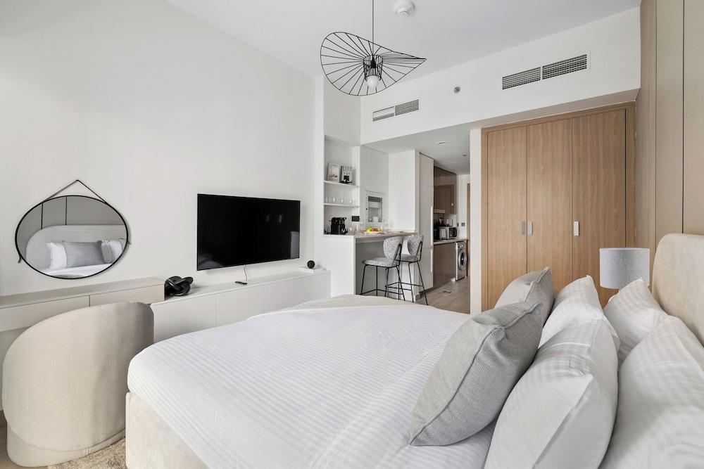 Chic Modern Studio in Meydan