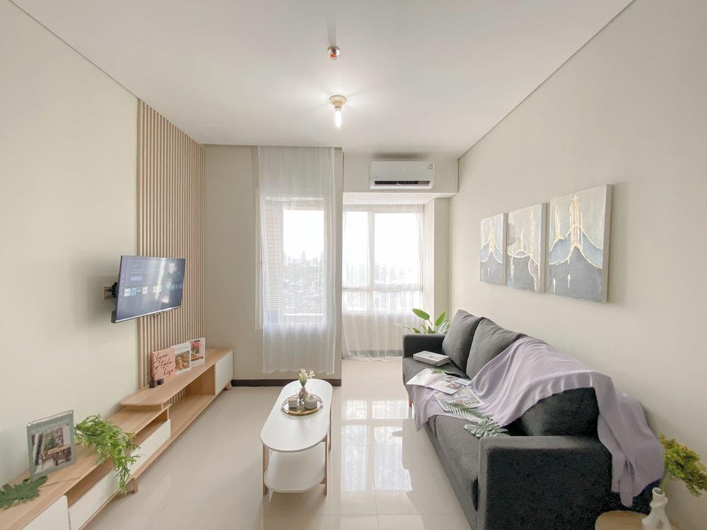 Comfortable And Restful 2Br Nifarro Park Apartment - Tap to explore photos