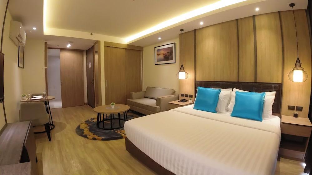 Wyatt Hotel Jomtien Beach - Tap to explore photos