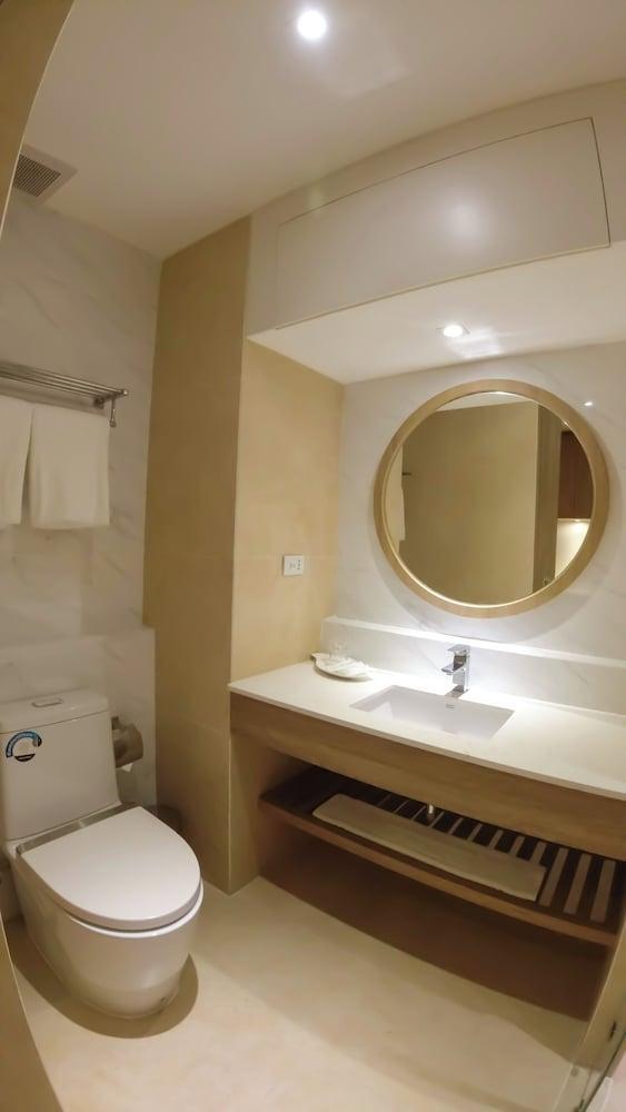 Wyatt Hotel Jomtien Beach - Tap to explore photos