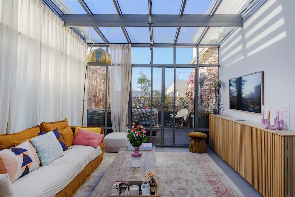 Paris Center Latin residence - Tap to explore photos