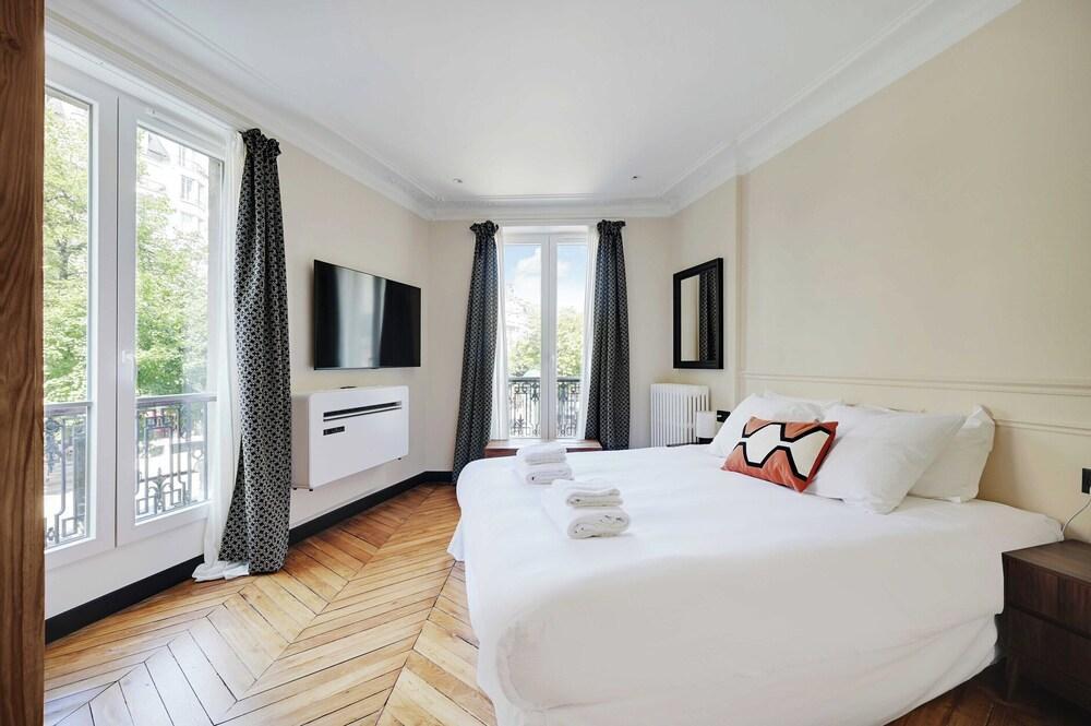 Charming apt - 2br/6p - Ternes/ Arc de Triomphe - Tap to explore photos