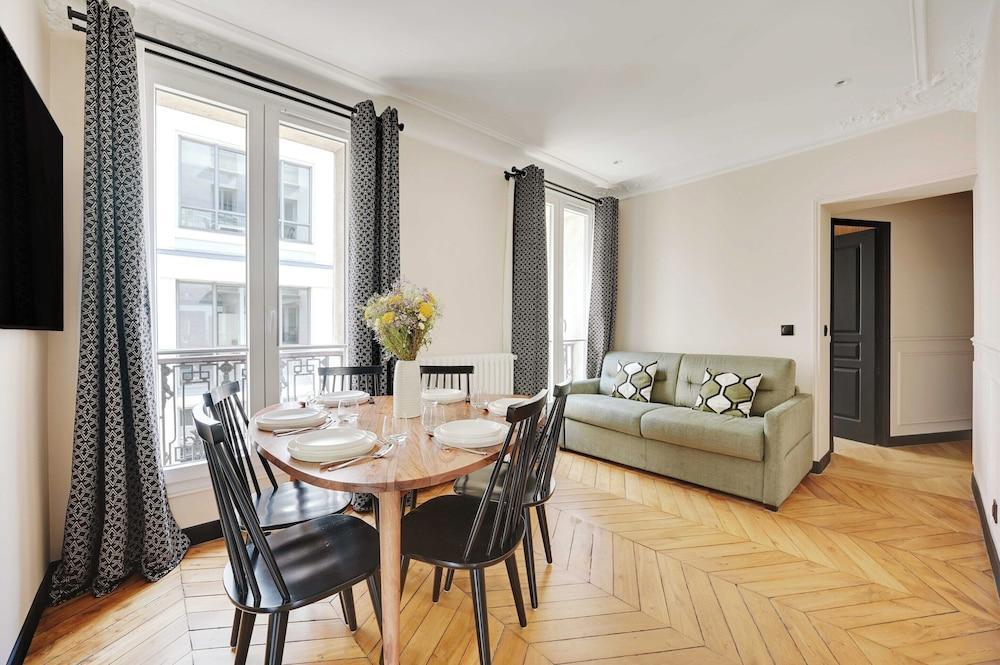 Charming apt - 2br/6p - Ternes/ Arc de Triomphe - Tap to explore photos