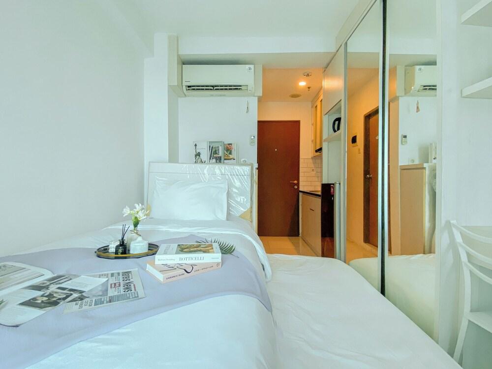 Comfy And Minimalist Studio Apartment At Tifolia - Tap to explore photos