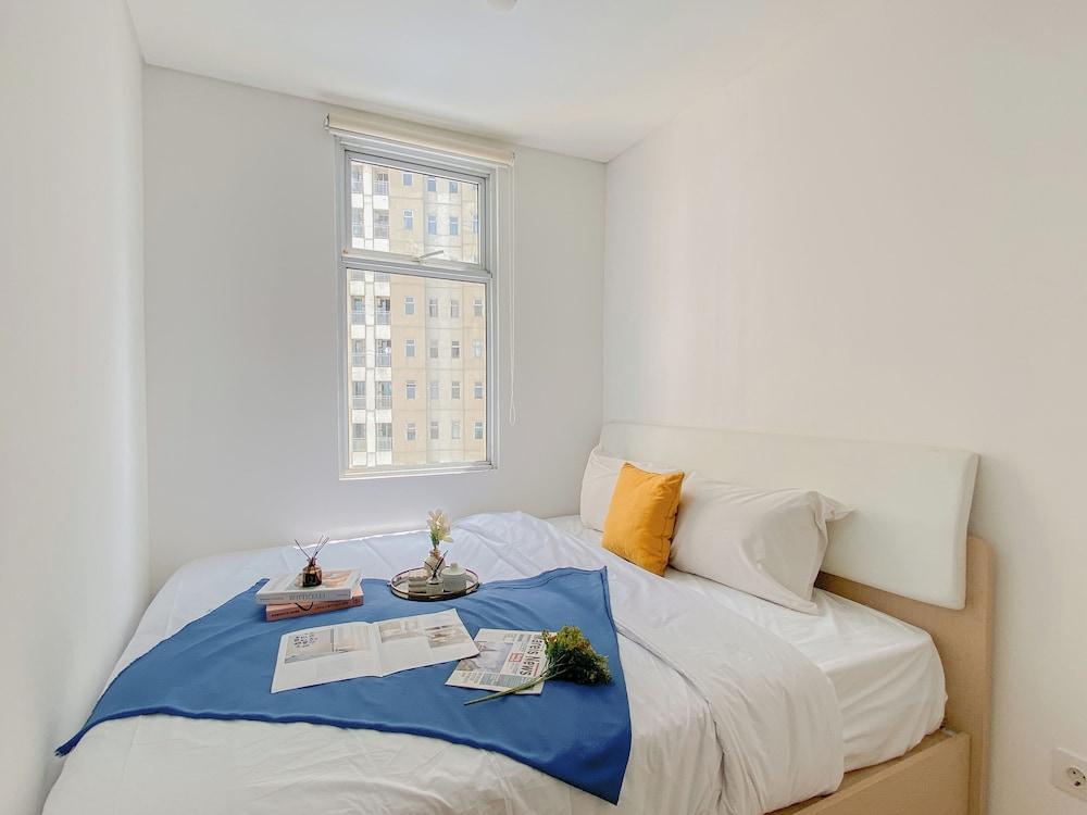 Basic And Minimalist 1Br Apartment At Vittoria Residence