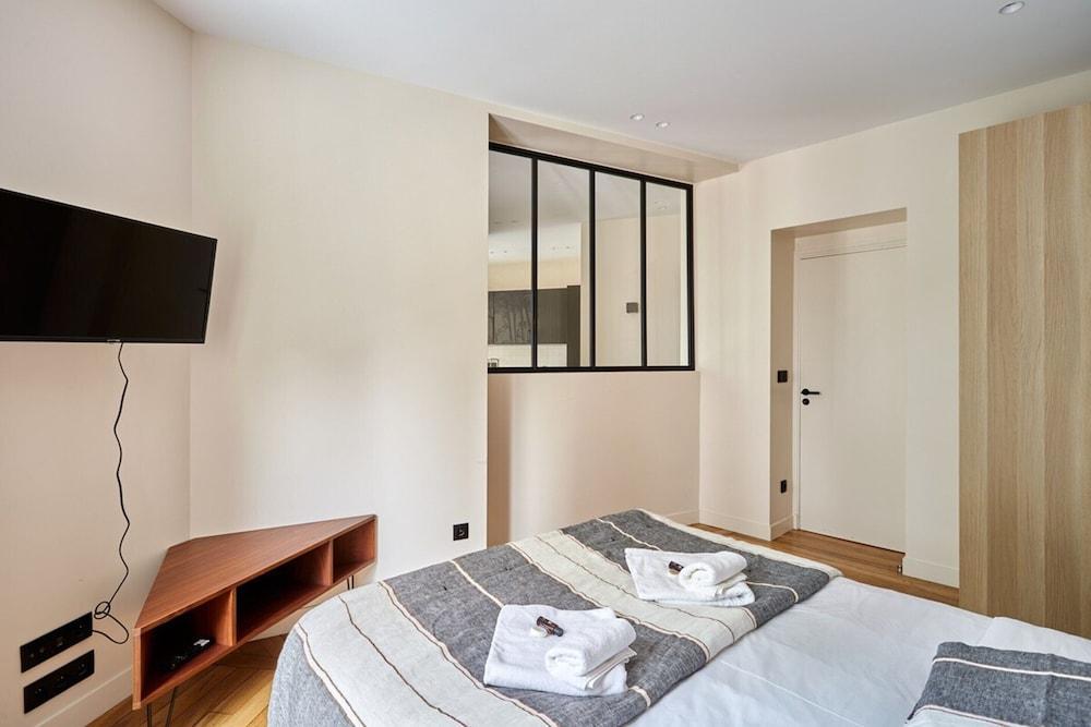 Superb Invalide Apartment Near Eiffel Tower - Tap to explore photos