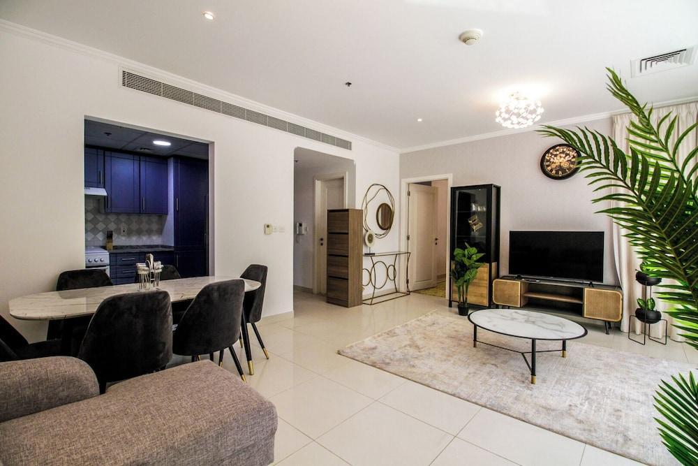 Spacious 1BR with Balcony in JLT - Tap to explore photos