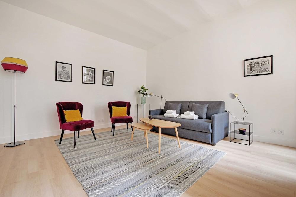 Authentic Apartment - 2br/4p - Monnaie - Tap to explore photos