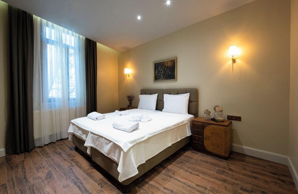 Level Suites Room Type - Club Room, 1 King Bed with Sofa bed, Non Smoking Level Suites Room Type - Club Room, 1 King Bed with Sofa bed, Non Smoking