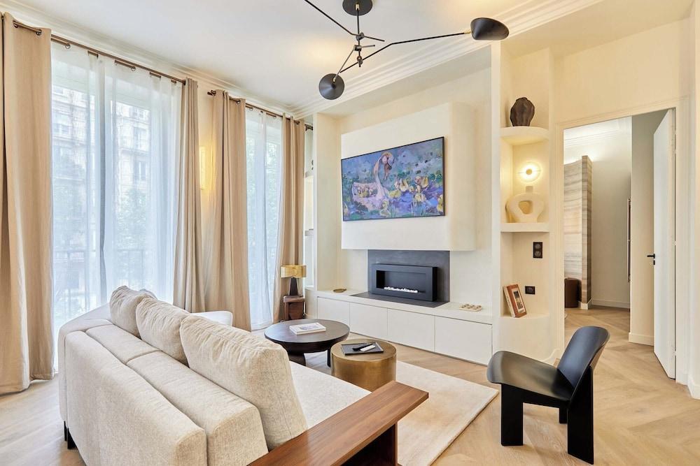 Luxurious AC Apartment Beaubourg Le Marais - Tap to explore photos