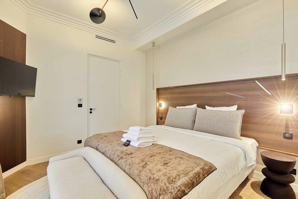 Luxurious AC Apartment Beaubourg Le Marais - Tap to explore photos