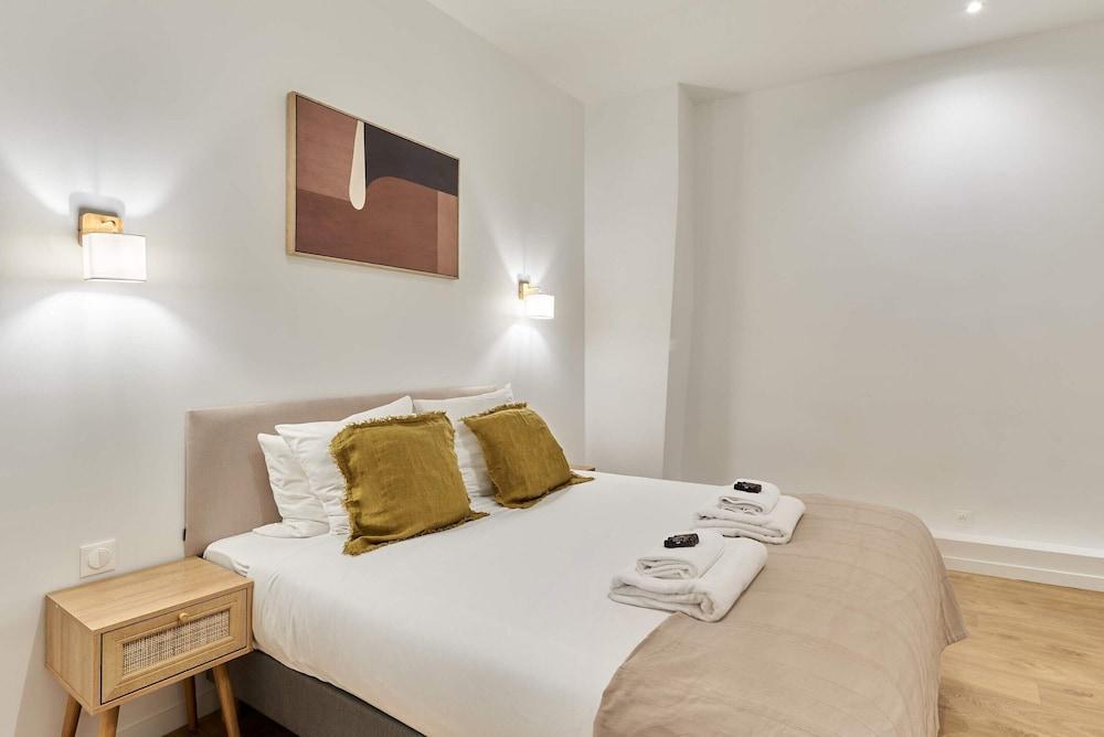 Elegant Apartment AC Buttes Chaumont - Tap to explore photos