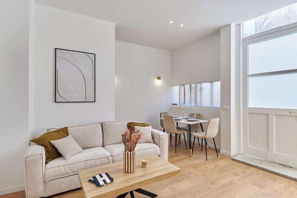 Elegant Apartment AC Buttes Chaumont - Tap to explore photos