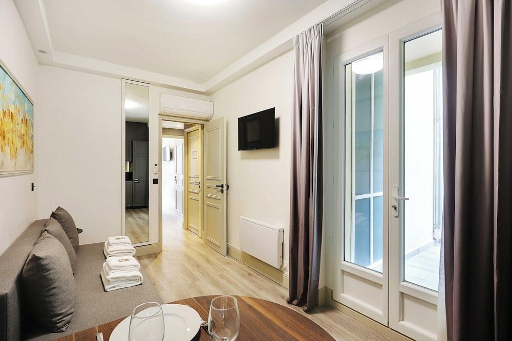 Modern Apartment & Terrace - 2br/6p - Near Place Voltaire - Tap to explore photos