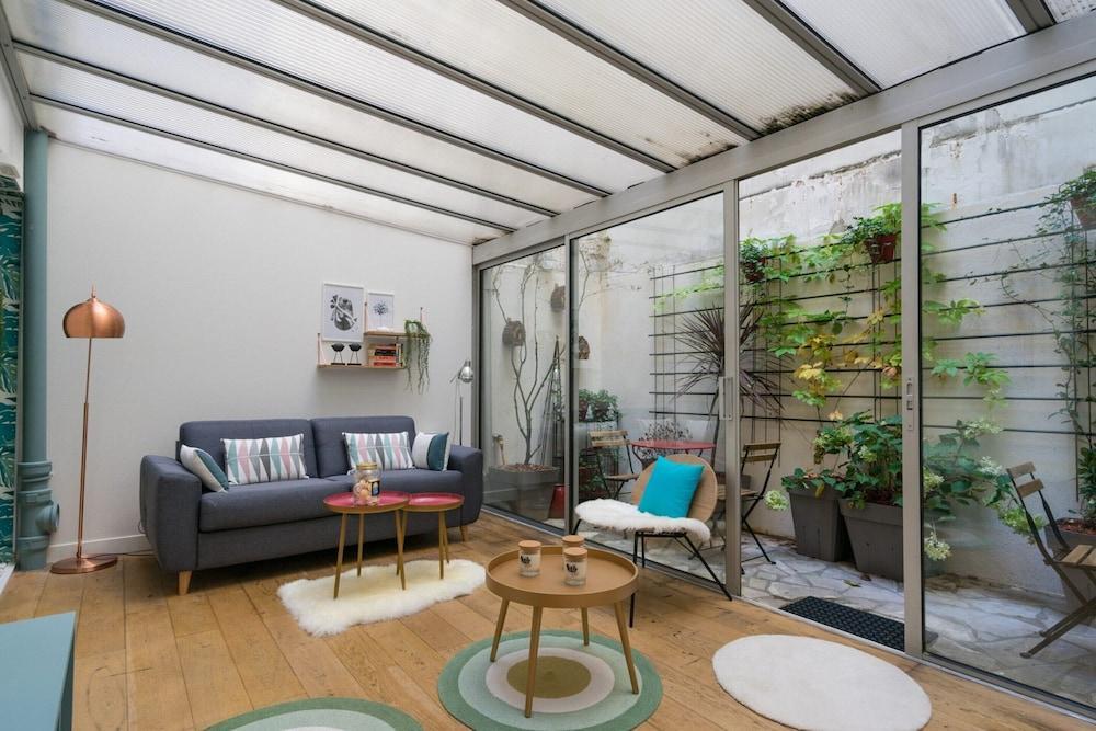 Chic Apartment With Patio - 2br/6p - Le Marais