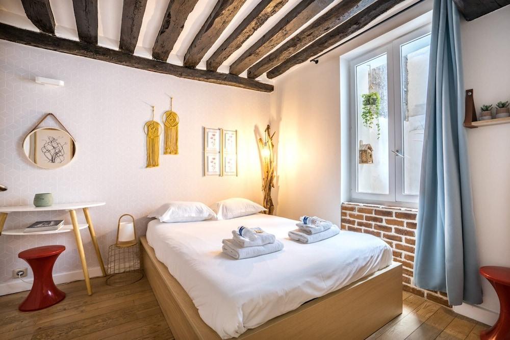 Chic Apartment With Patio - 2br/6p - Le Marais - Tap to explore photos