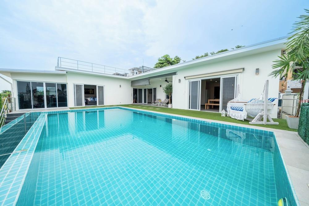Siam Royal View Pattaya - Tap to explore photos