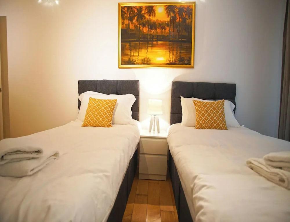 Superior Canary Wharf O2 Arena 2Bed - Tap to explore photos