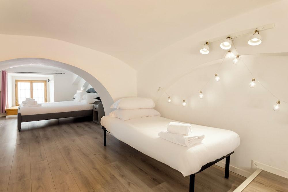 Sanniti's Apartments - Tap to explore photos