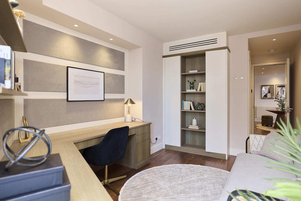 Battersea Riverside Luxury Apartment - Tap to explore photos