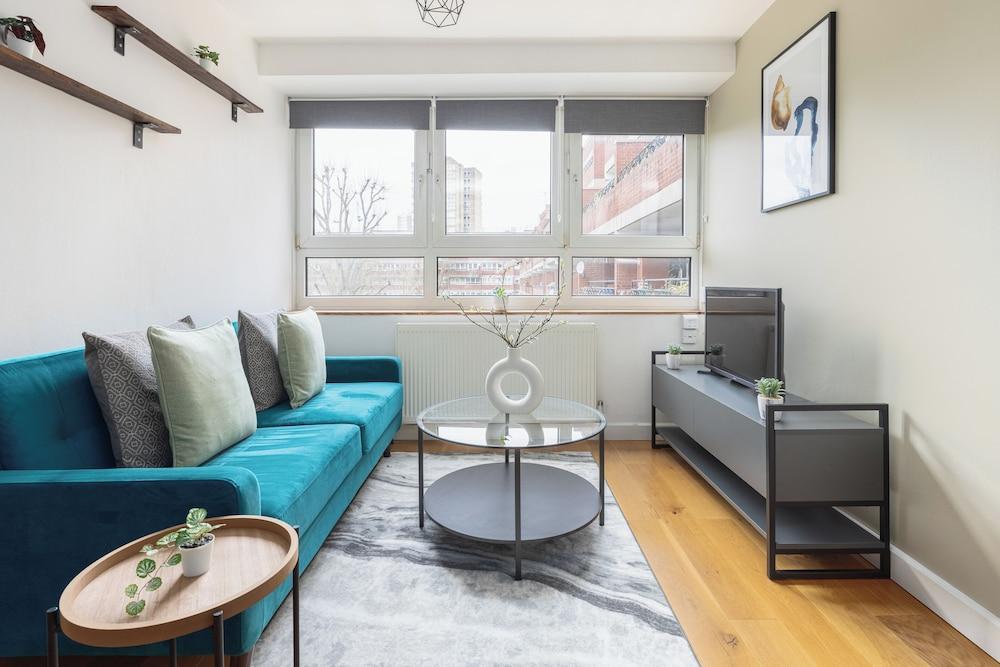 Beautiful flat in Battersea - Tap to explore photos