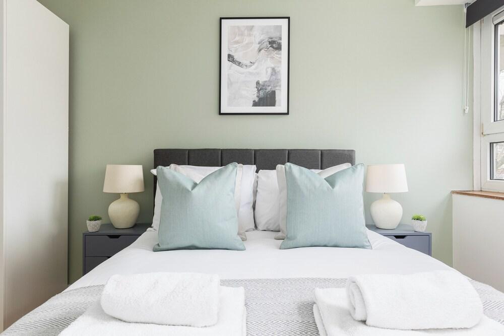 Beautiful flat in Battersea - Tap to explore photos