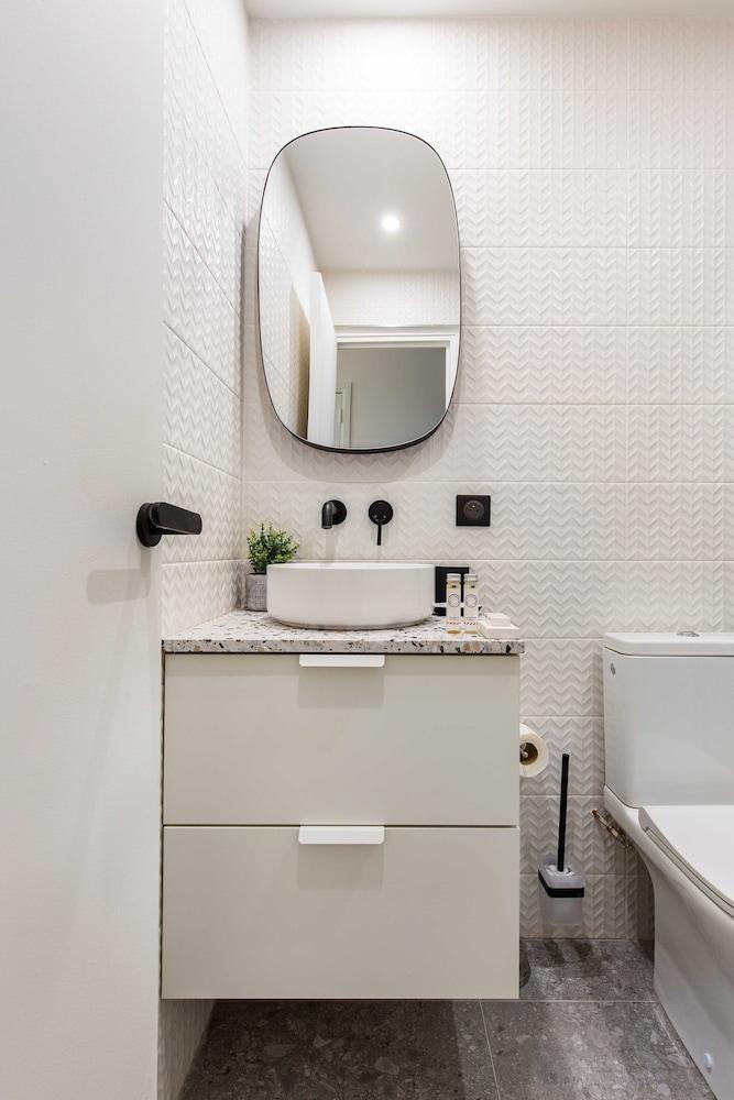 Apartment in Paris for 2 People - Tap to explore photos