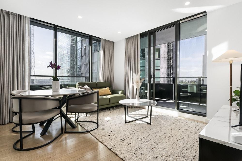 Sleek Southbank 2-bed Apartment With Balcony Views - Tap to explore photos
