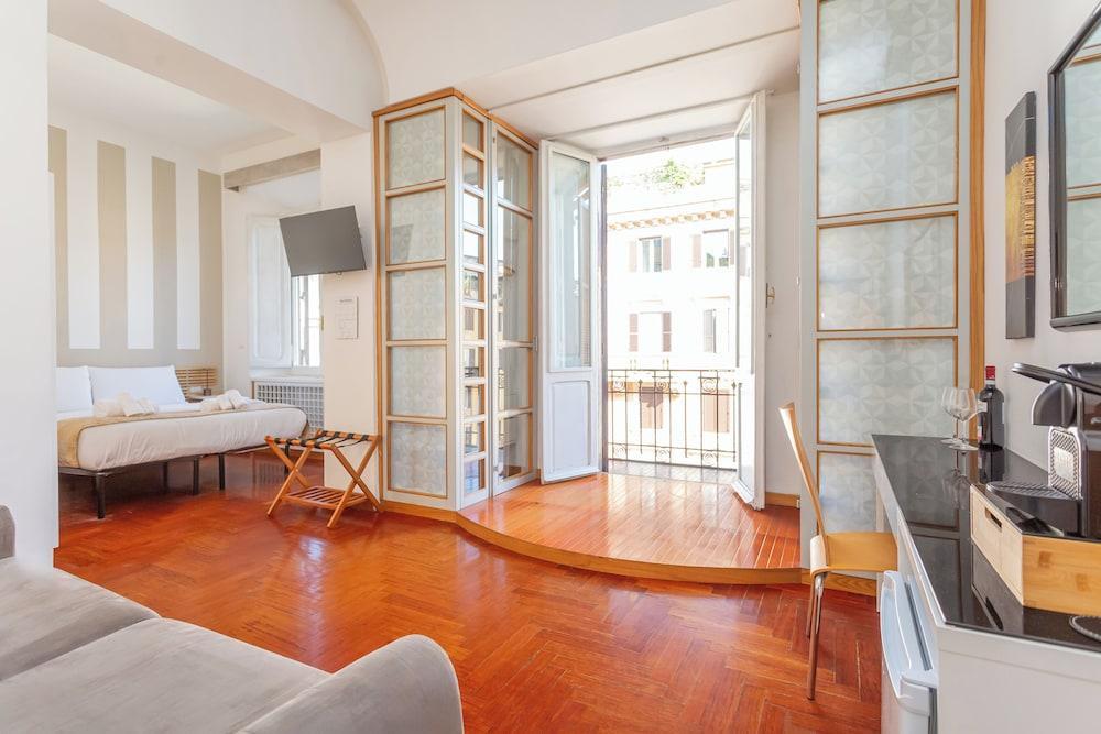 Dea Roma Room Type - Junior Quadruple Room, Balcony, City View