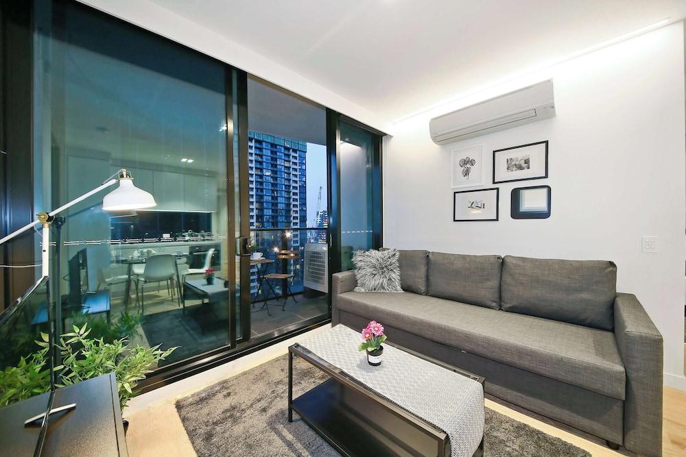 Trendy 2-bedroom Stay in Melbourne CBD - Tap to explore photos