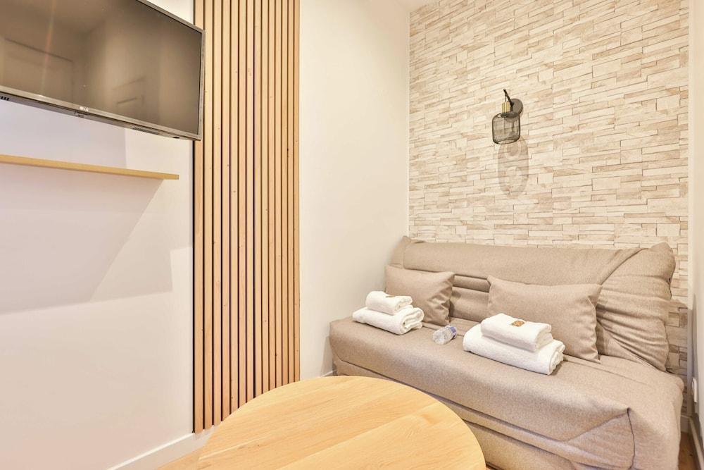 Modern Deluxe Studio in the Heart of Paris - Tap to explore photos