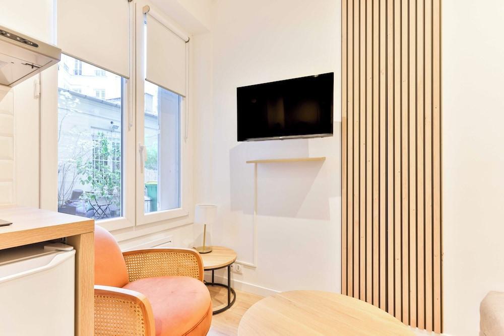 Modern Deluxe Studio in the Heart of Paris - Tap to explore photos