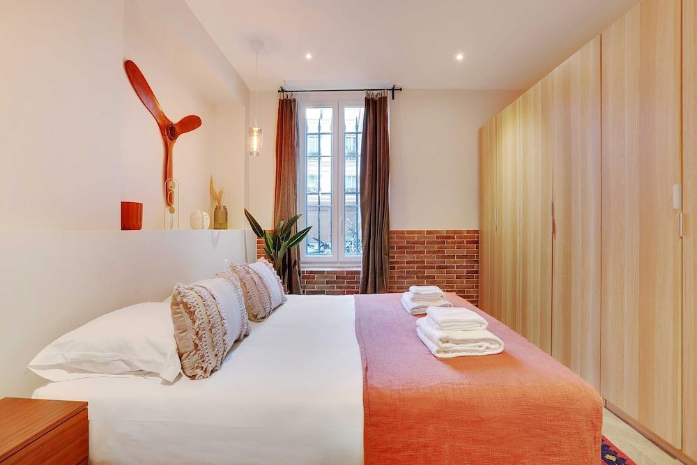 Spacious Apartment - 4br/10p - Place de la Republique - Tap to explore photos