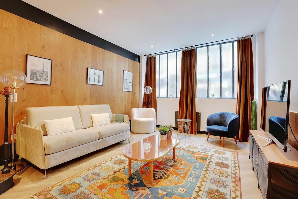 Spacious Apartment - 4br/10p - Place de la Republique - Tap to explore photos