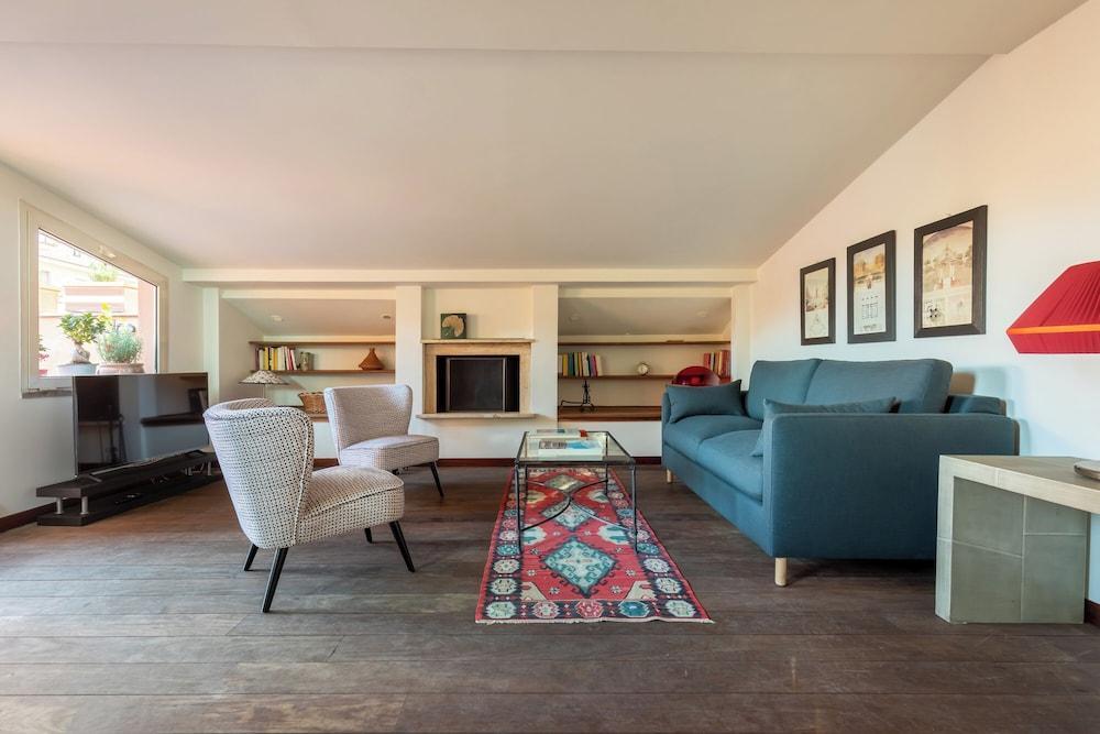 Trastevere Romantic Terraced Apartment - Tap to explore photos