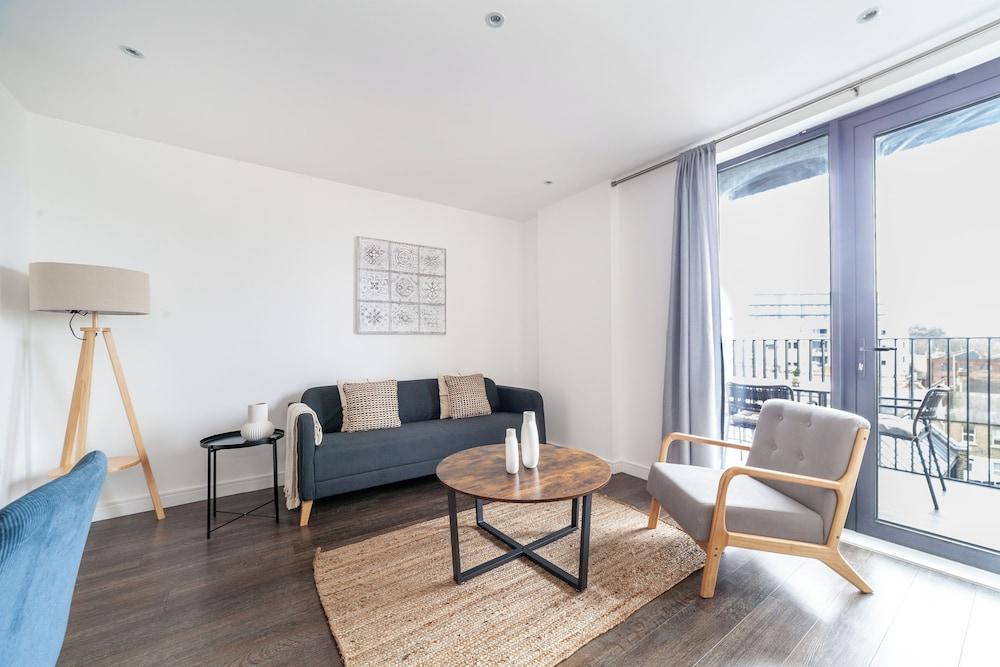 Nice Apartment in Woolwich - Tap to explore photos