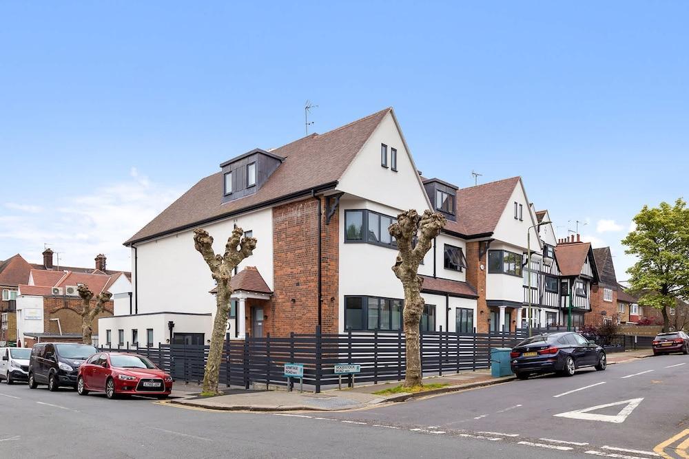 Bright Studio Retreat in Golders Green