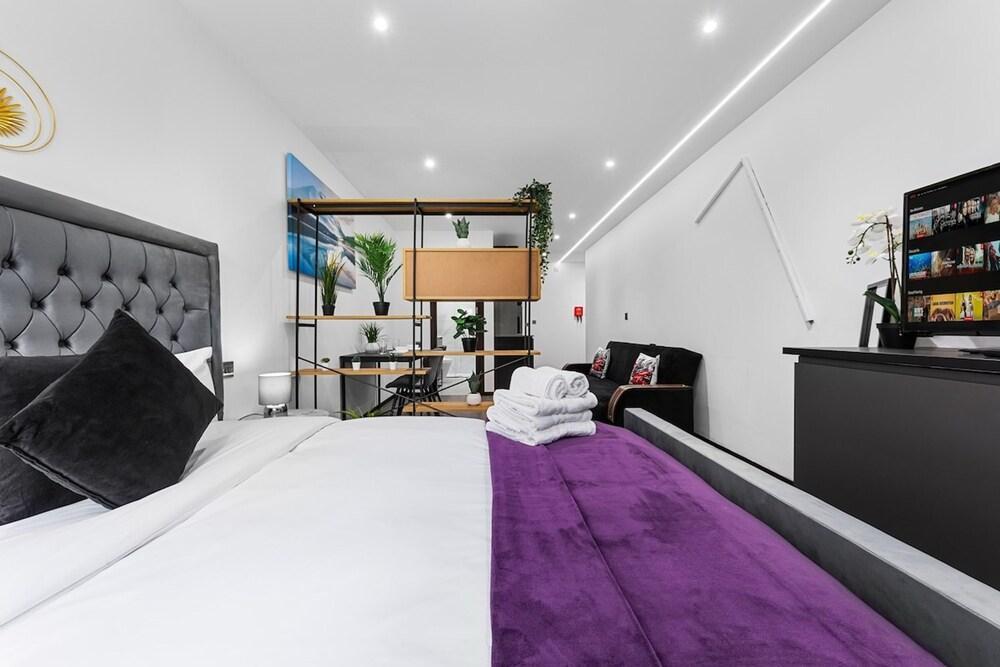 Bright Studio Retreat in Golders Green - Tap to explore photos