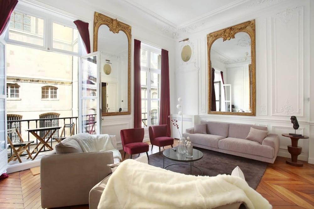 Magnificent Apartment With AC - Louvre Museum - Tap to explore photos